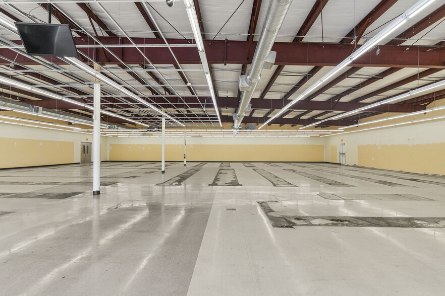 395 N Gardner St, Scottsburg, IN à vendre - Photo du bâtiment - Image 3 de 15