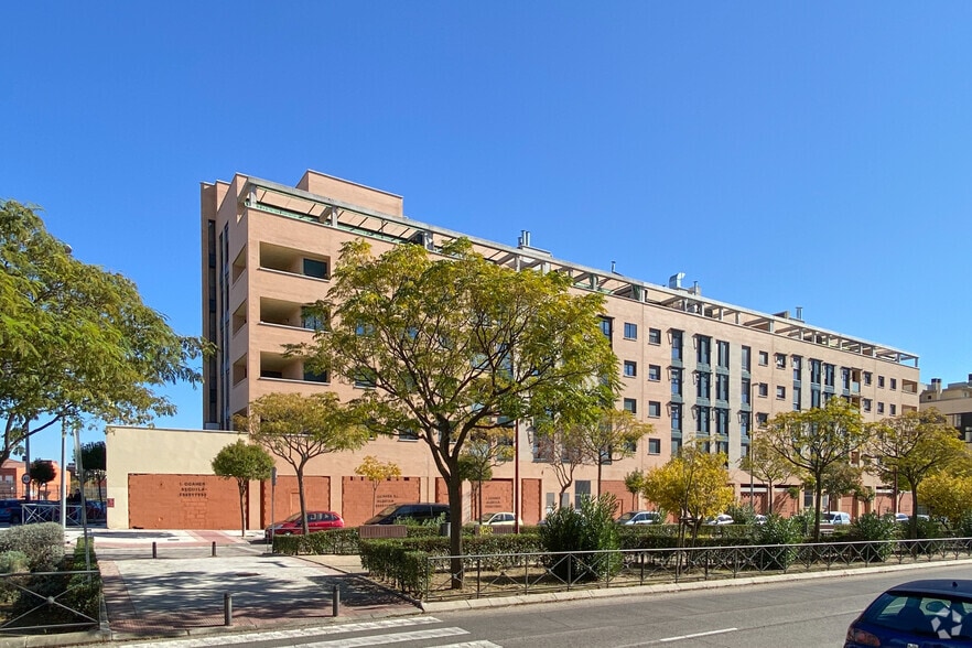 Calle Institutos, 3, Fuenlabrada, Madrid for lease - Primary Photo - Image 1 of 2