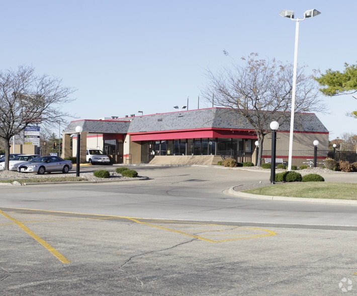 8787 N Knoxville Ave, Peoria, IL à louer - Photo principale - Image 1 de 3