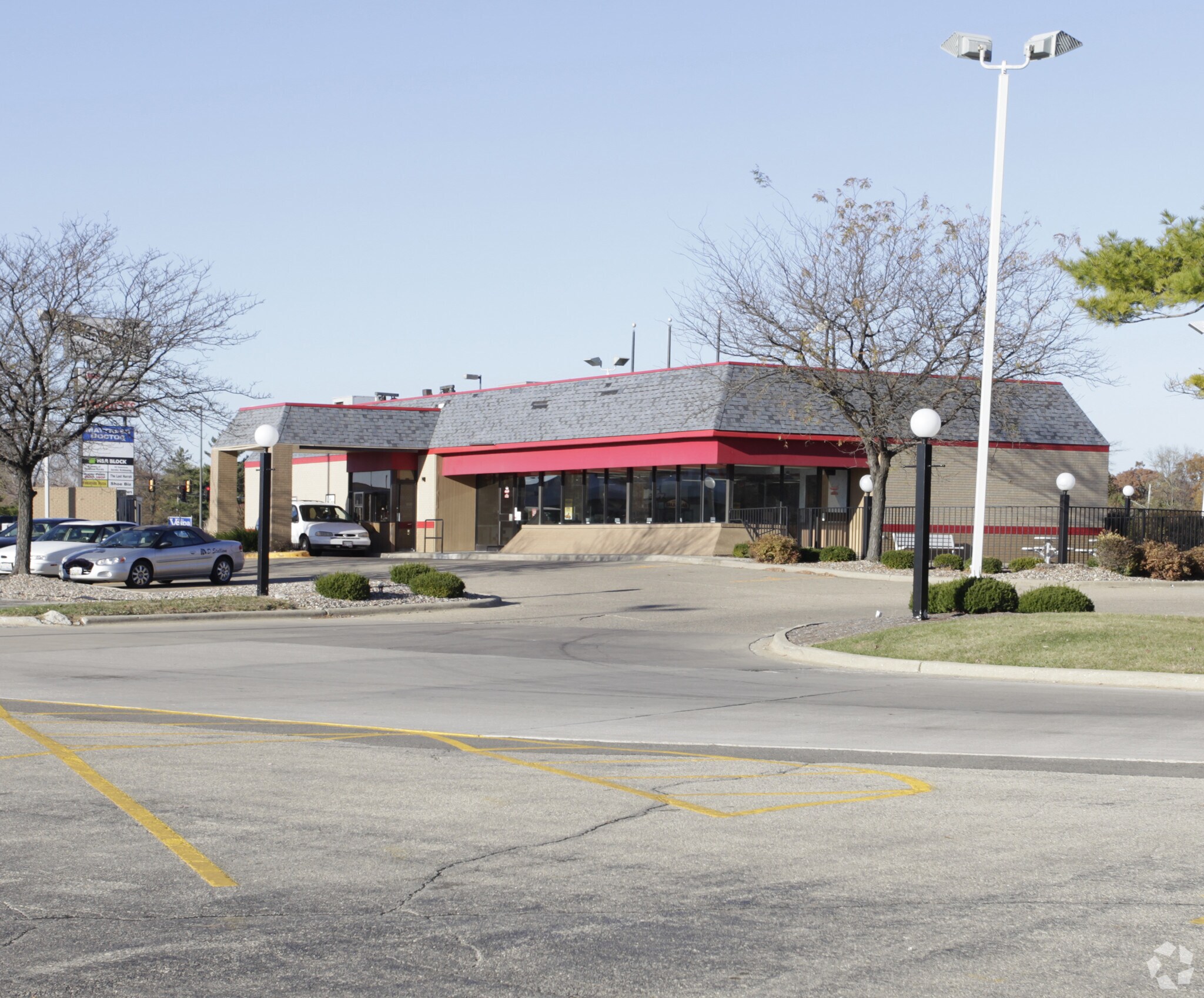 8787 N Knoxville Ave, Peoria, IL à louer Photo principale- Image 1 de 4