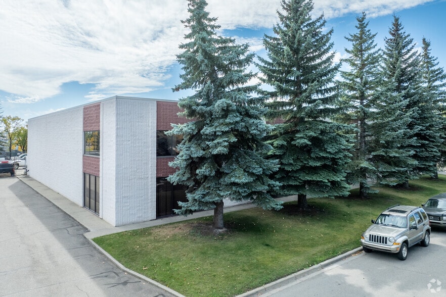 4275 78th Ave SE, Calgary, AB à vendre - Photo du bâtiment - Image 2 de 5