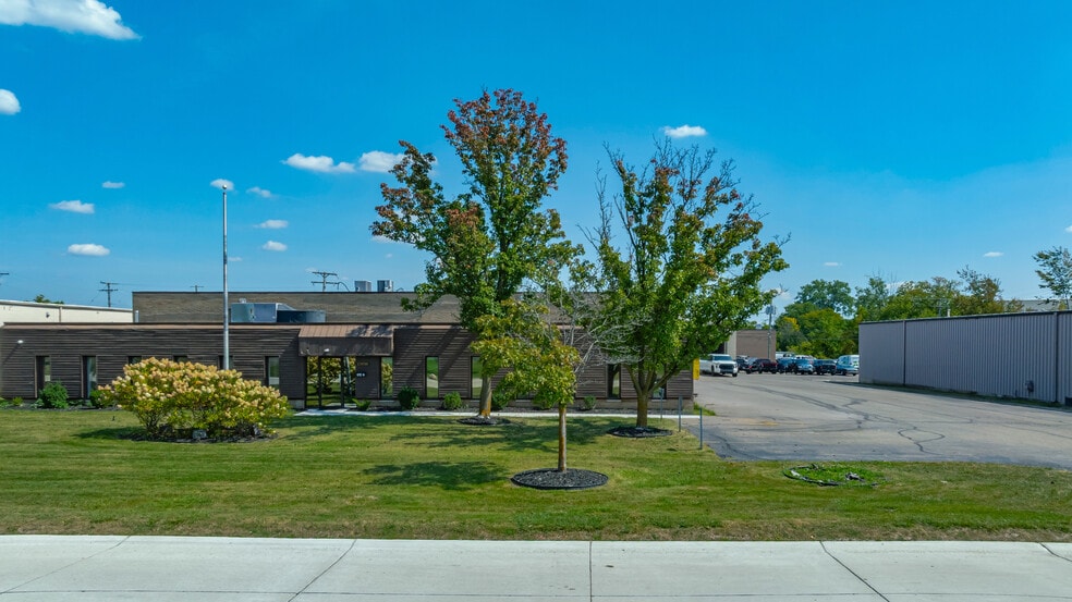 23936 Industrial Park Dr, Farmington Hills, MI for sale - Building Photo - Image 2 of 42
