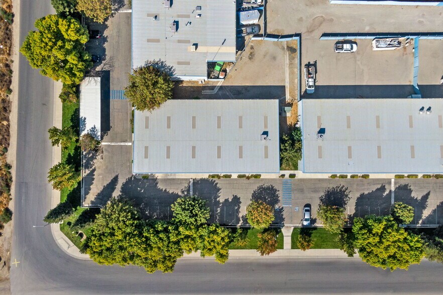 2550 E Belle Ter, Bakersfield, CA à louer - Photo du bâtiment - Image 3 de 38
