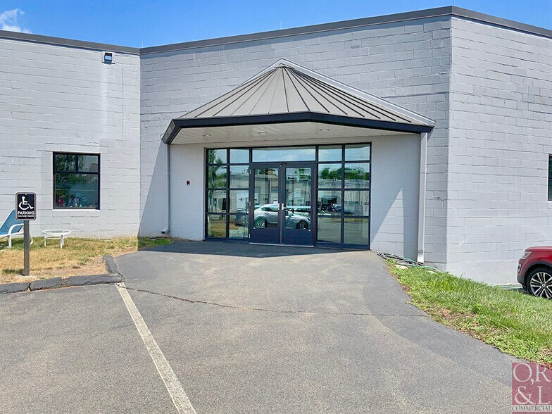 45 Ne Industrial Rd, Branford, CT à vendre - Photo du bâtiment - Image 2 de 12