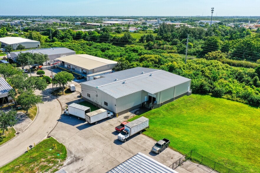 4011 Sivan Rd, Fort Myers, FL for lease - Building Photo - Image 2 of 3