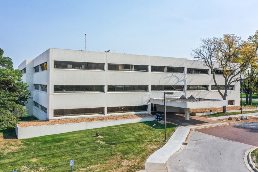 2829 Westown Pky, West Des Moines, IA for lease - Primary Photo - Image 1 of 11