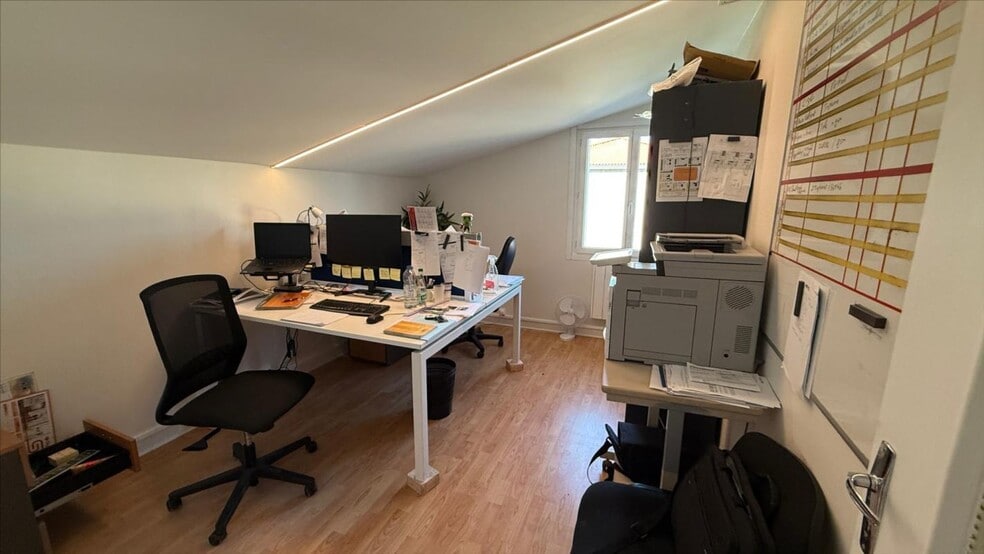 Office in Saint-Just for lease - Interior Photo - Image 3 of 7