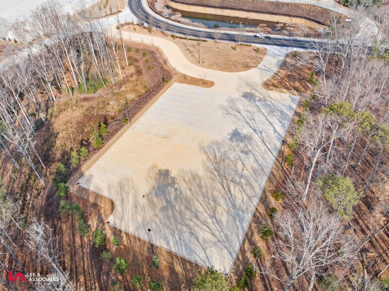 5001 N Commerce Dr, Atlanta, GA à louer - Photo du bâtiment - Image 3 de 5