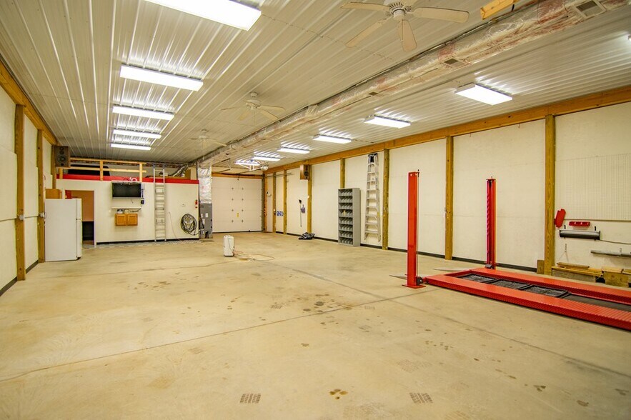 1260 Dixons Run Rd, Triadelphia, WV à vendre - Photo du bâtiment - Image 2 de 20