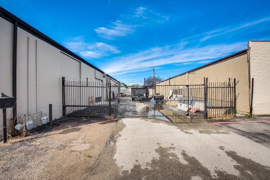 2700 Corzine Dr, Dalworthington Gardens, TX à vendre - Autre - Image 2 de 16