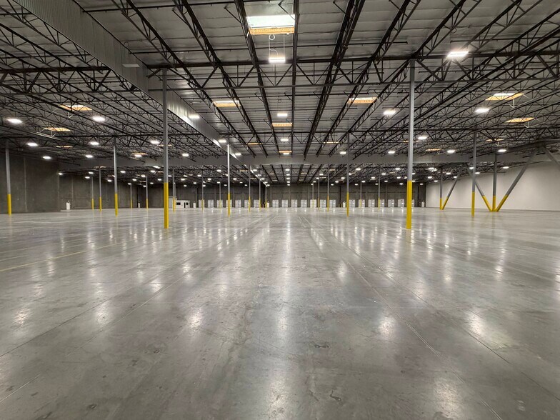 28104-28144 Witherspoon Pky, Valencia, CA à louer - Photo du bâtiment - Image 2 de 16