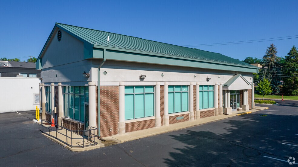 35 W Long Lake Rd, Bloomfield Hills, MI à louer - Photo du bâtiment - Image 2 de 13