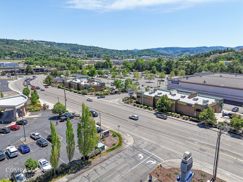 Newton Creek Retail Center portefeuille de 2 propriétés à vendre sur LoopNet.ca - Photo du bâtiment - Image 3 de 4