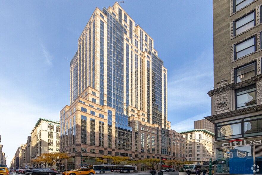 420 Fifth Ave, New York, NY à vendre - Photo du bâtiment - Image 1 de 8