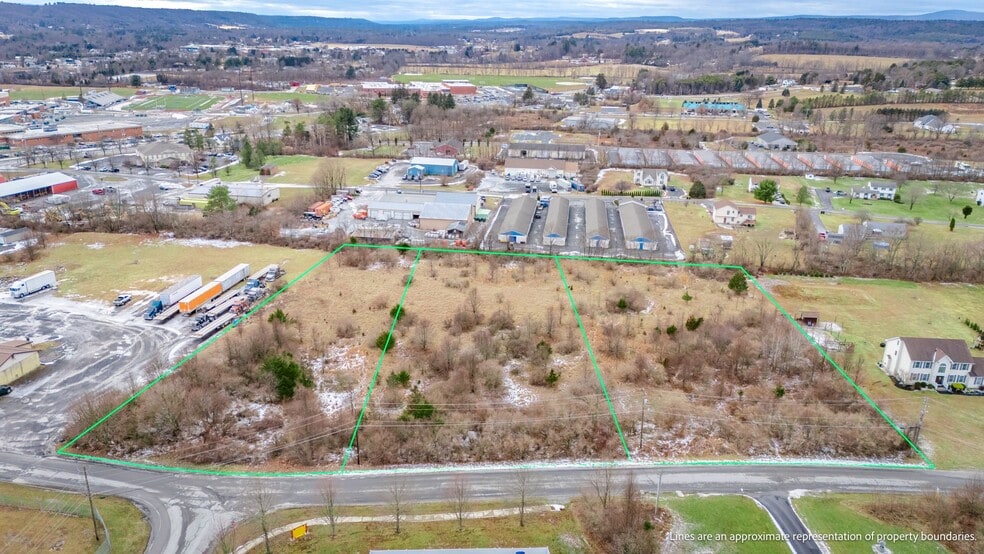 8 Marian Ln, Brodheadsville, PA à louer - Photo du bâtiment - Image 2 de 16