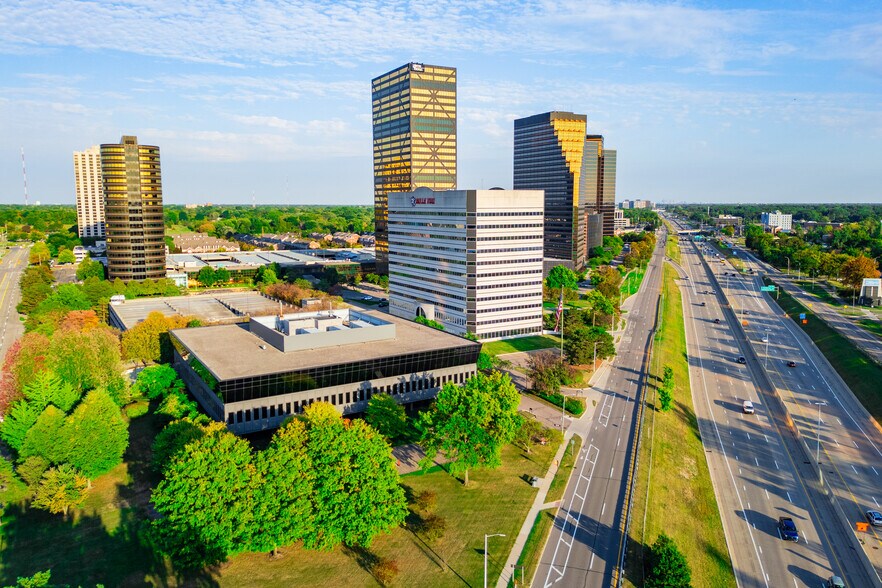 25800 Northwestern Hwy, Southfield, MI à louer - Photo du bâtiment - Image 3 de 15