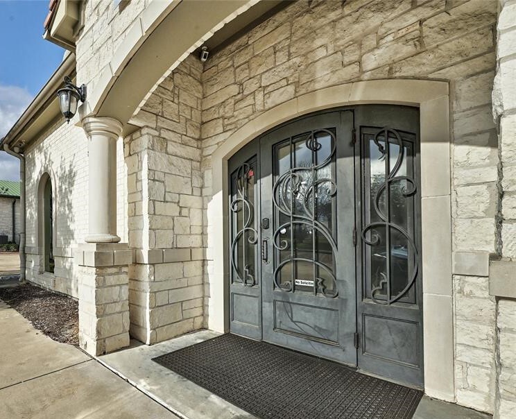 302 N Heatherwilde Blvd, Pflugerville, TX for lease Building Photo- Image 1 of 9