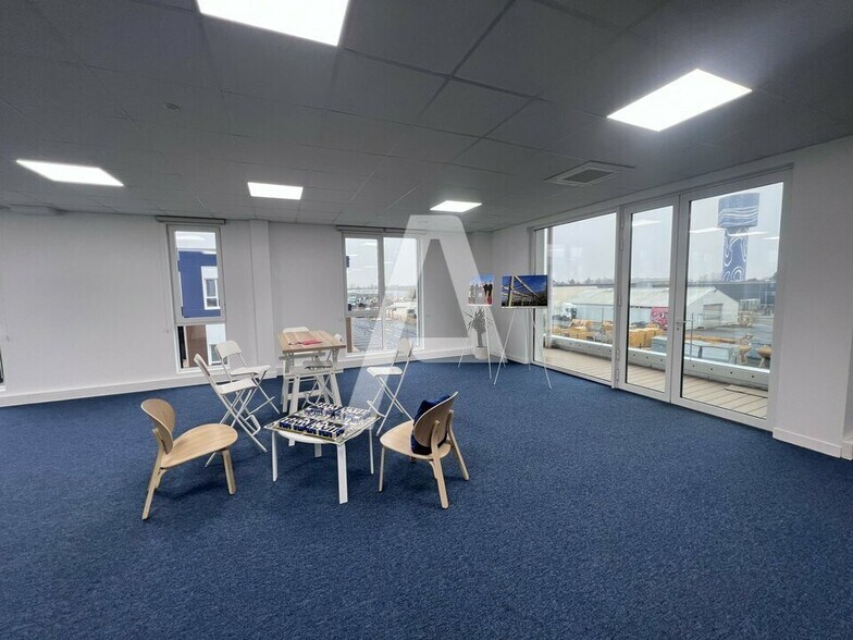 Flex in Moissy-Cramayel for lease - Interior Photo - Image 3 of 5