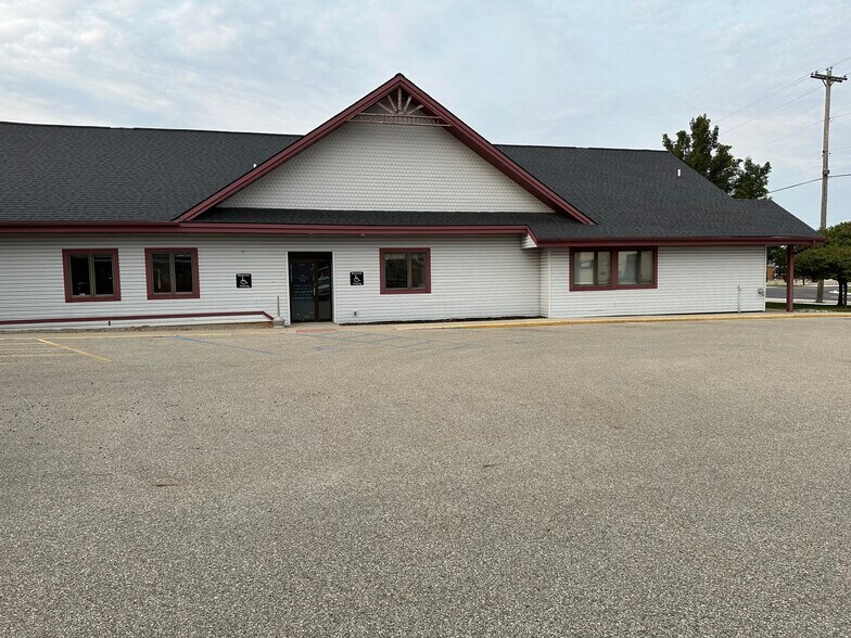 502 W Houghton Ave, West Branch, MI à vendre - Photo du bâtiment - Image 2 de 15