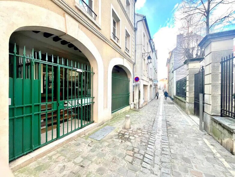 Office in Saint-Germain-en-Laye for sale - Building Photo - Image 1 of 8