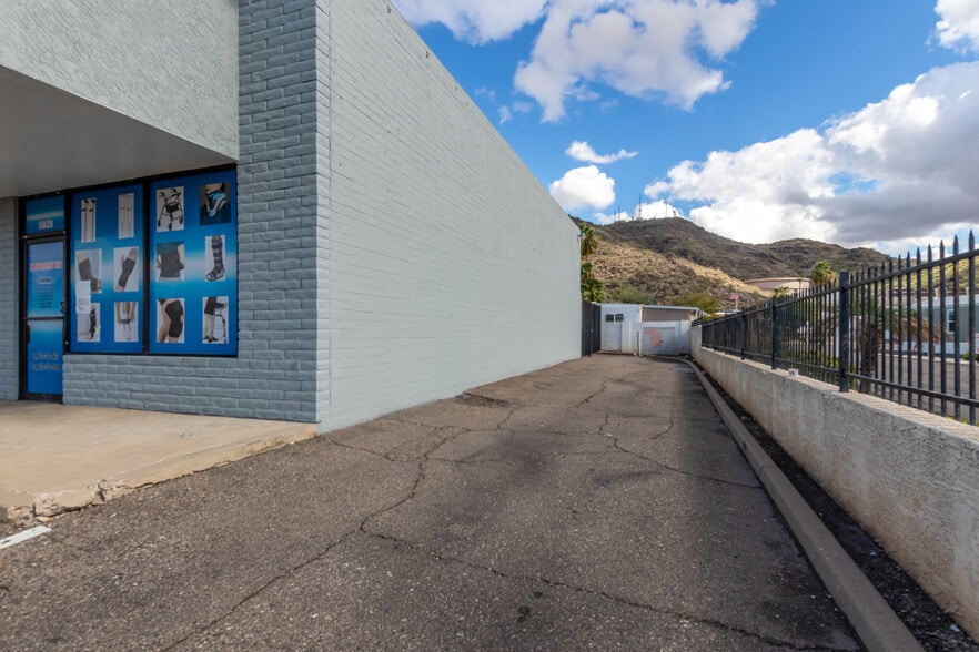 11829-11835 N 19th Ave, Phoenix, AZ for lease - Building Photo - Image 2 of 16