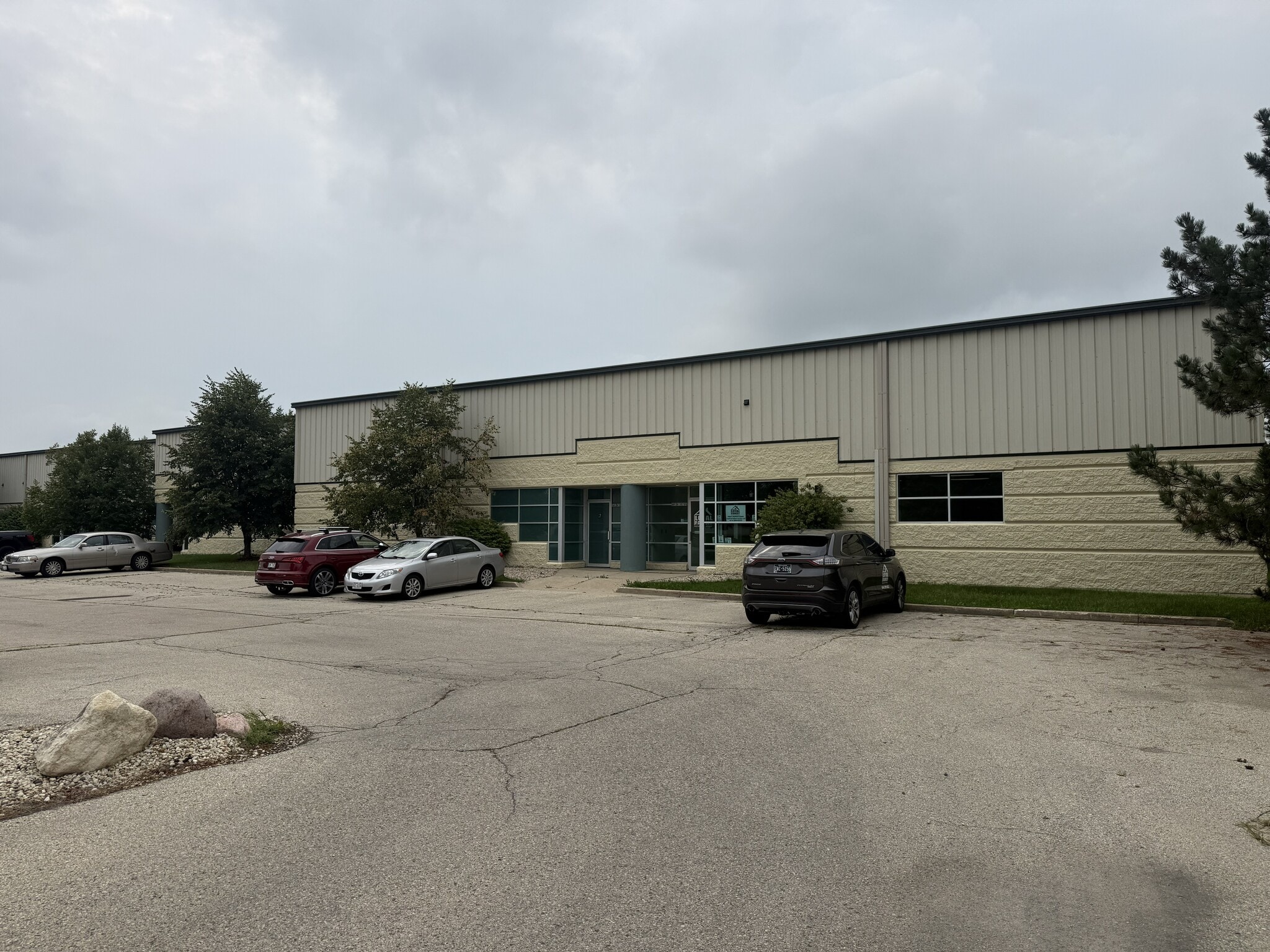 S83W18741-S84W18765 Saturn Dr, Muskego, WI for lease Interior Photo- Image 1 of 5