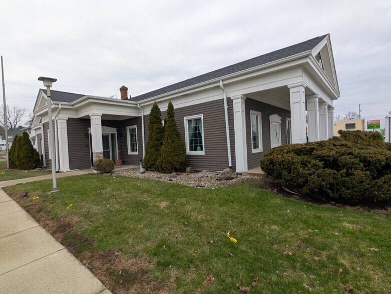 720 Capital Ave SW, Battle Creek, MI à vendre - Photo du bâtiment - Image 2 de 11