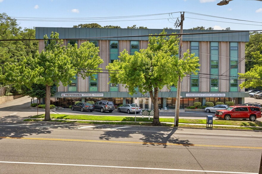755 New York Ave, Huntington, NY for lease - Building Photo - Image 2 of 13