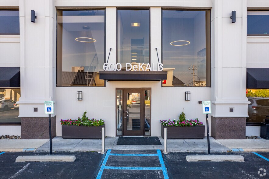 600 W DeKalb Pike, King Of Prussia, PA à louer - Photo du bâtiment - Image 3 de 7