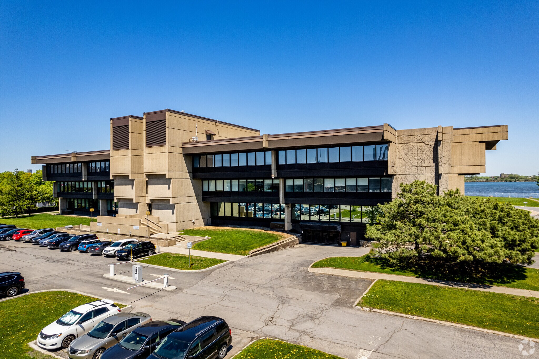 2100 Av Pierre-Dupuy, Montréal, QC à vendre Photo principale- Image 1 de 1