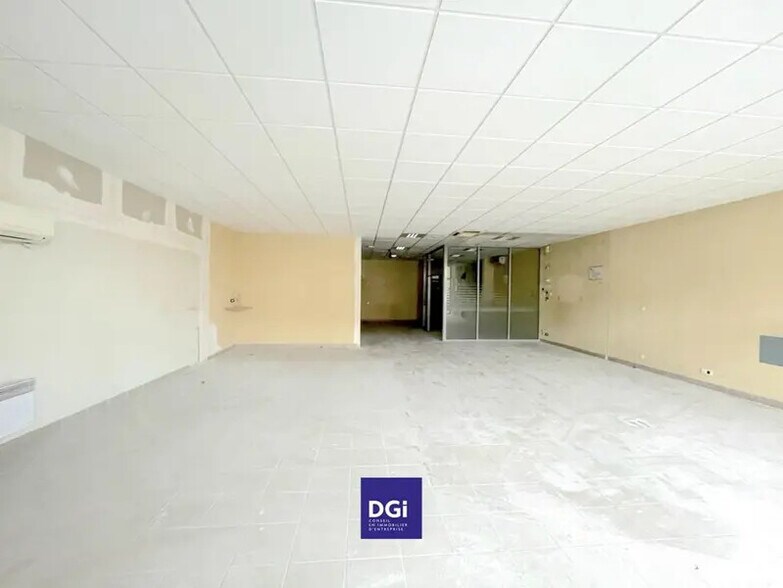 81 Rue De La République, Nîmes for lease - Interior Photo - Image 2 of 6