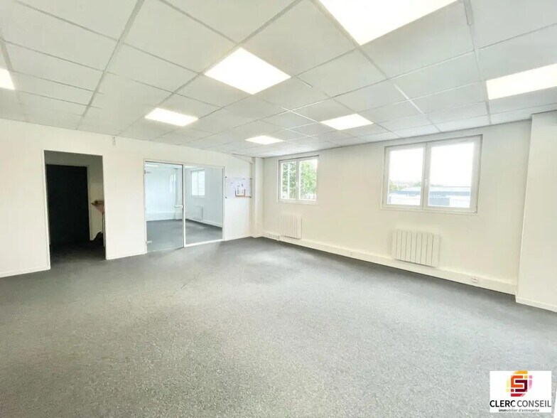 Office in Le Petit-Quevilly for lease - Interior Photo - Image 2 of 10