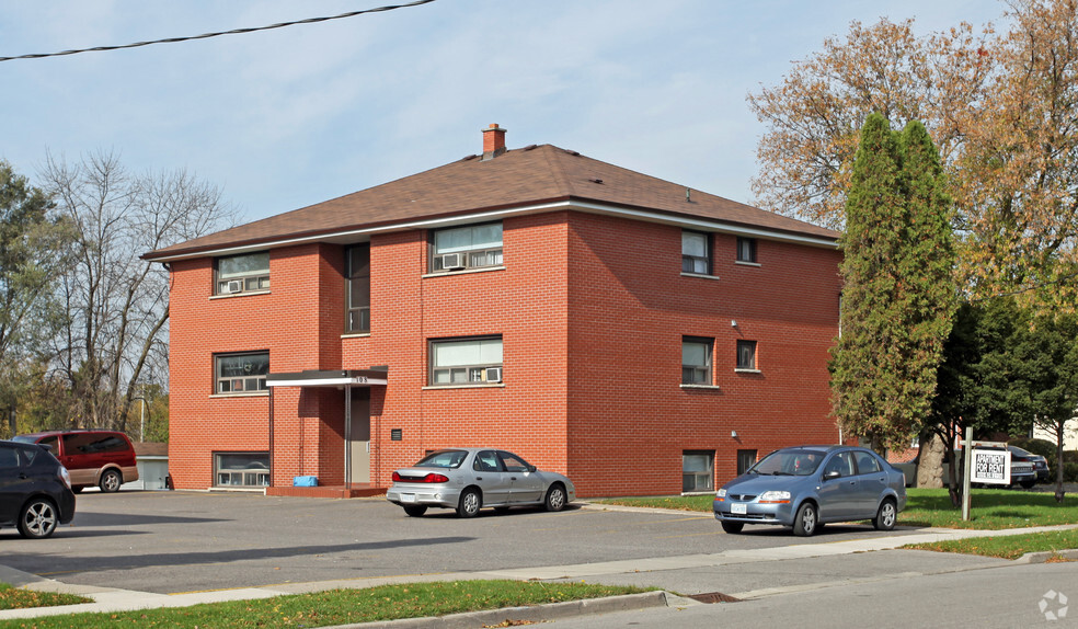 Immeuble residentiel dans Whitby, ON à vendre - Photo principale - Image 1 de 1