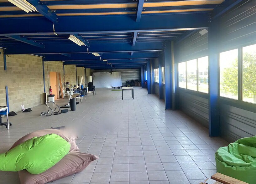 Industrial in Genas for lease - Interior Photo - Image 1 of 9