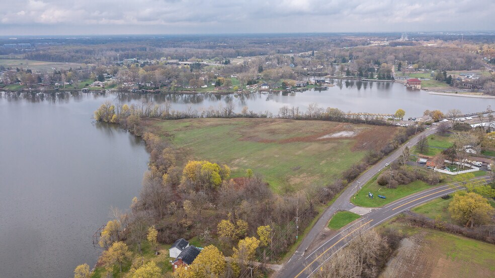 41620 E Huron River Dr, Van Buren Twp, MI à vendre - Photo du bâtiment - Image 2 de 11