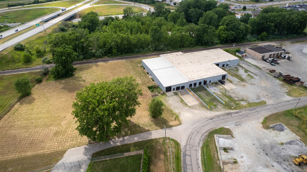 2371 N Rainbow Dr, Warsaw, IN à vendre - Photo du bâtiment - Image 3 de 11