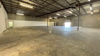 8303-8317 Knight Rd, Houston, TX for lease Interior Photo- Image 2 of 10