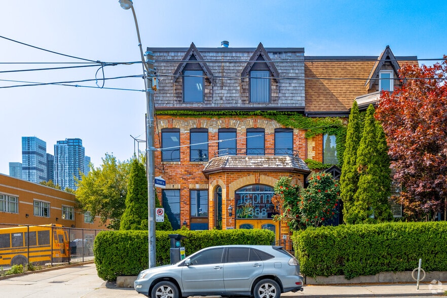 388-390 Parliament St, Toronto, ON à louer - Photo du bâtiment - Image 2 de 2