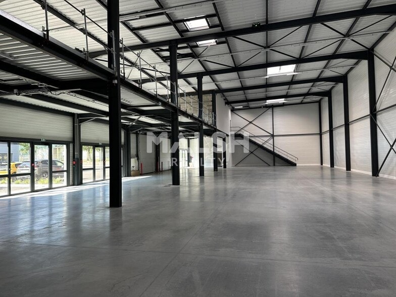 Flex in Saint-Quentin-Fallavier for lease - Interior Photo - Image 1 of 16
