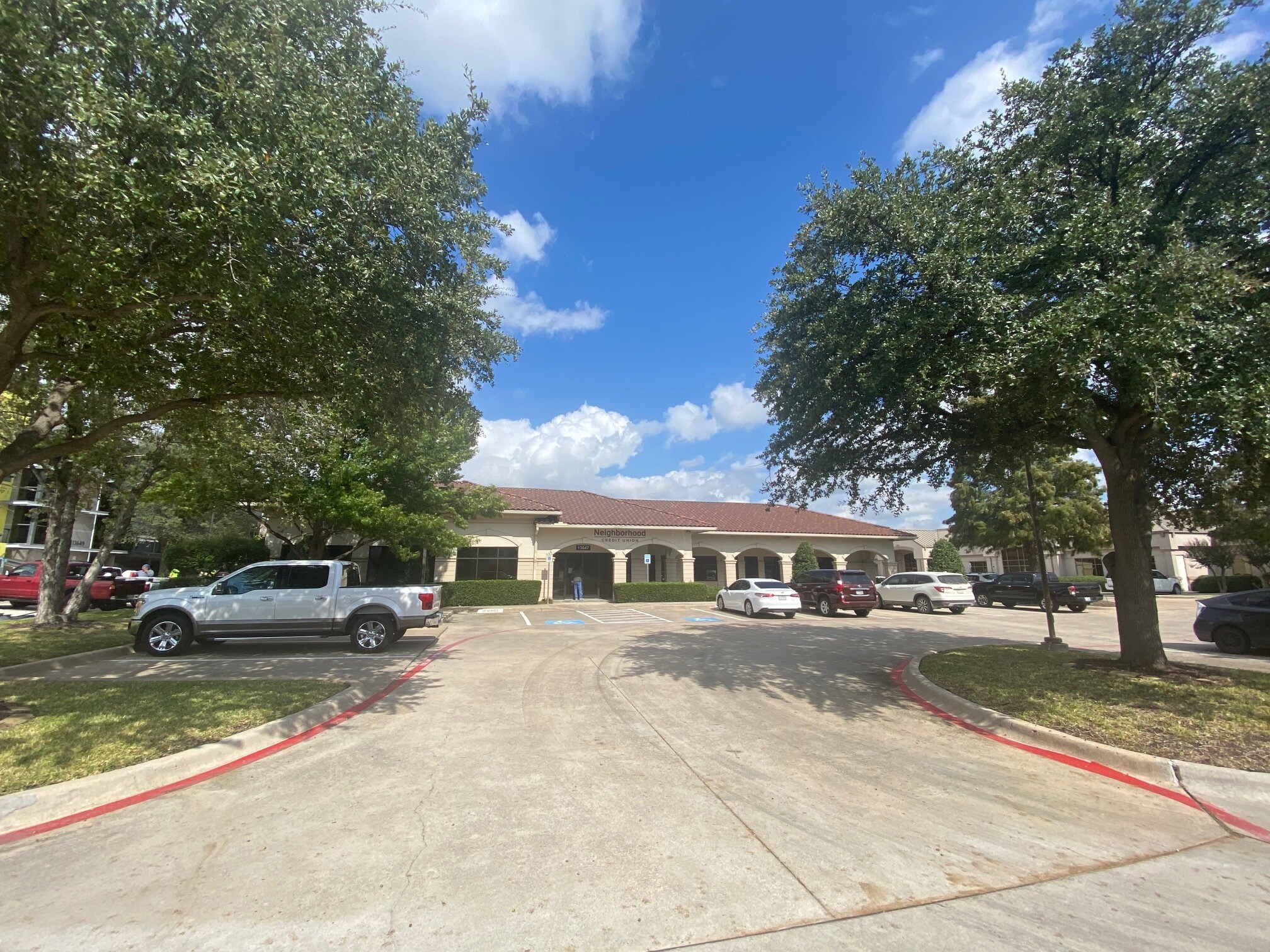 13647 Montfort Dr, Dallas, TX à louer Photo du bâtiment- Image 1 de 8