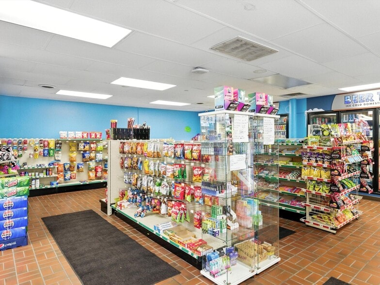 2420 Calumet Dr, Sheboygan, WI for sale - Interior Photo - Image 3 of 9