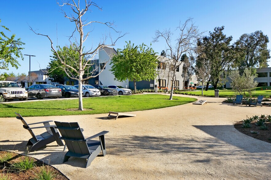 17752 Sky Park Cir, Irvine, CA à louer - Photo du bâtiment - Image 2 de 20