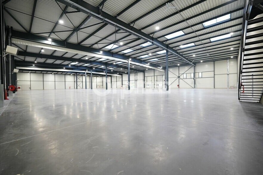 Industrial in Saint-Laurent-de-Mure for lease - Building Photo - Image 1 of 12