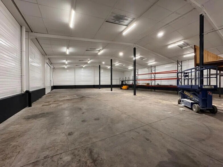 Bureau dans Pusignan à louer - Photo intérieure - Image 2 de 7