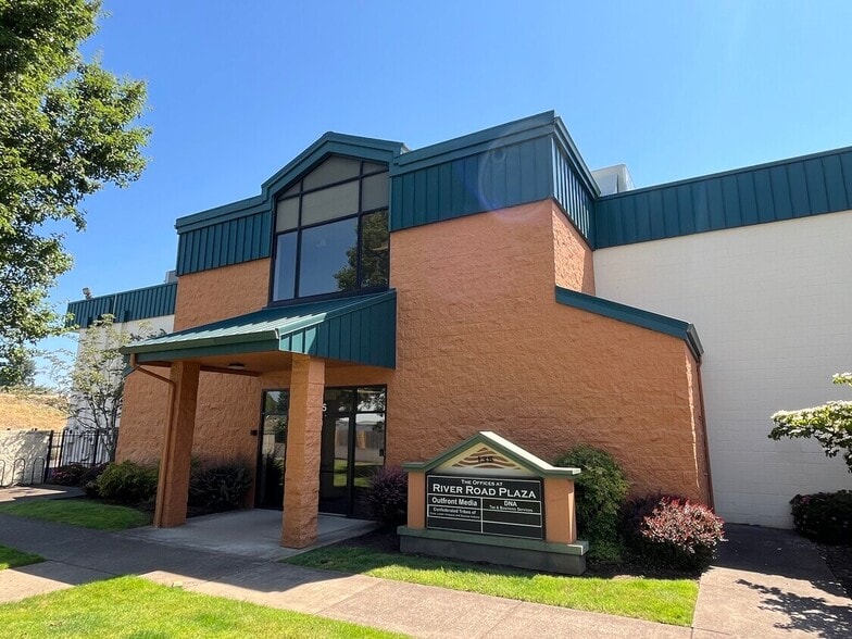 River Road Plaza portefeuille de 3 propriétés à vendre sur LoopNet.ca - Photo du bâtiment - Image 3 de 8