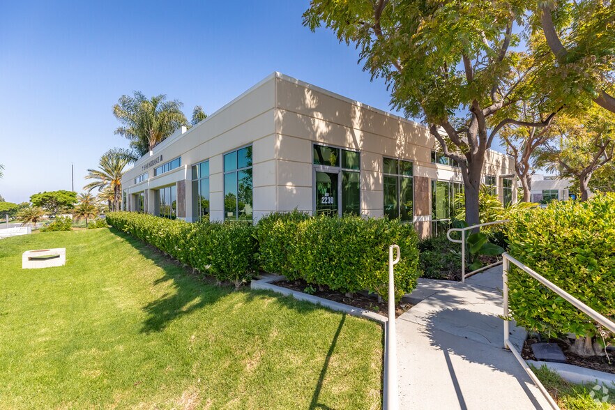 2230 Faraday Ave, Carlsbad, CA à vendre - Photo du bâtiment - Image 3 de 6