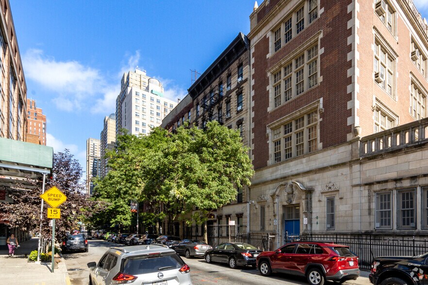 319 E 95th St, New York, NY à vendre - Photo du bâtiment - Image 2 de 4