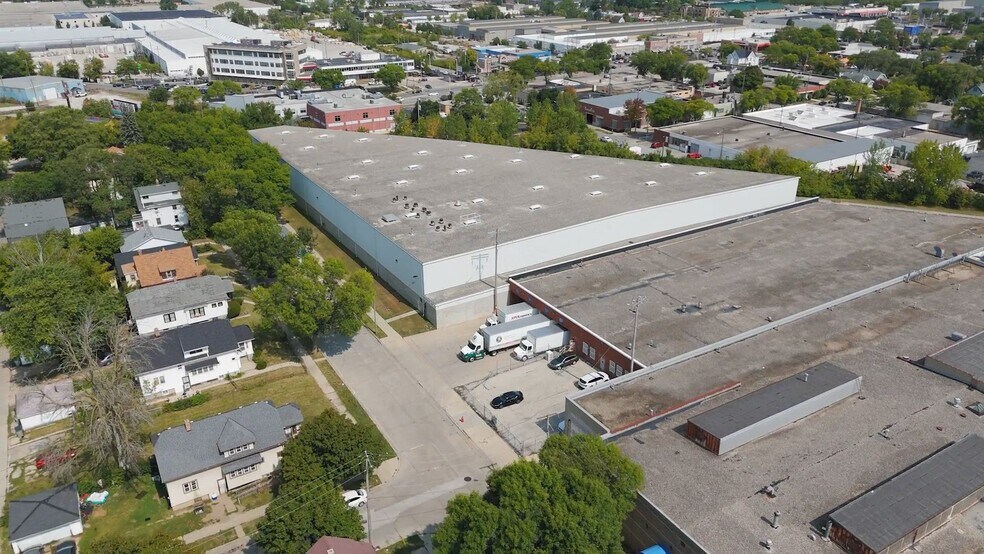 3832 N 3rd St, Milwaukee, WI à louer - Vidéo sur l’inscription commerciale - Image 2 de 7