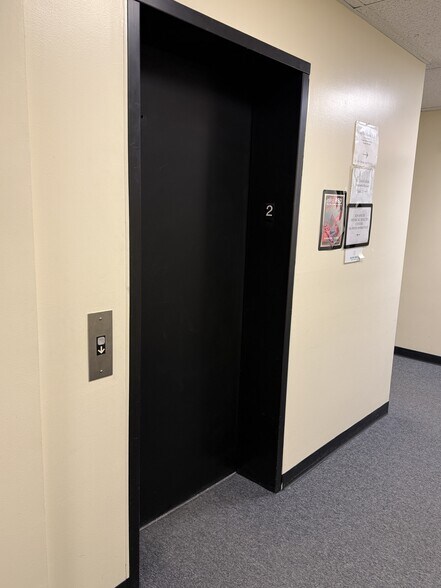 15R Hartford Ave, Granby, CT à louer - Photo du bâtiment - Image 2 de 5