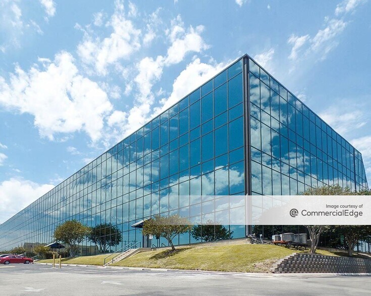 84 NE Loop 410, San Antonio, TX à louer - Photo du bâtiment - Image 2 de 21